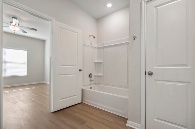 Building Photo - 452 Beechwood Hacienda Dr