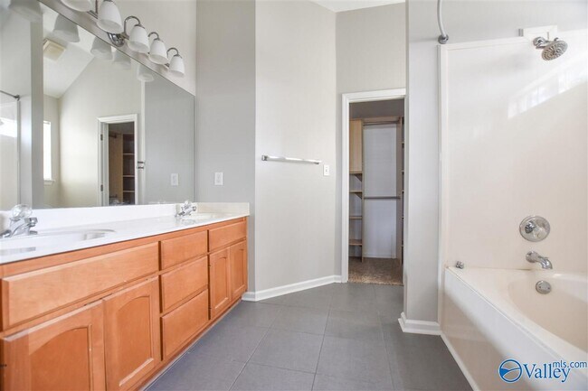 Building Photo - 2542 Bonnie Oaks Dr SW