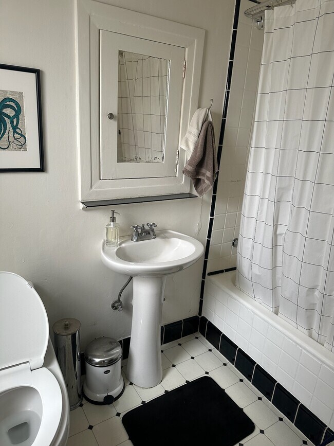 bathroom - 618 N La Jolla Ave