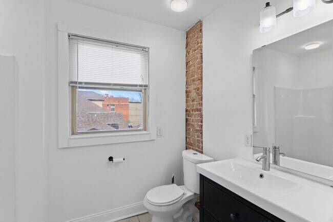 Building Photo - Historic Charm Meets Modern Living – Spacious 6-Bedroom in Prime KC Location! $3900.00