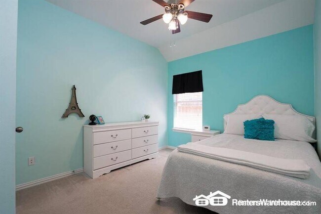 Building Photo - Stunning 3 bedroom, 2 bath in ideal location!