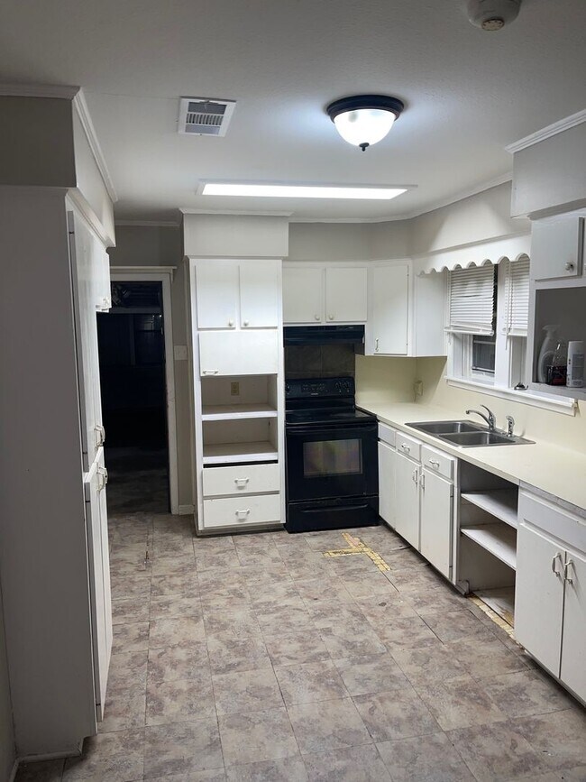 Building Photo - 3 bedrooms 2 baths - Section 8 Accepted