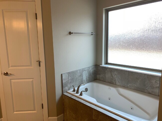 Building Photo - 1513 Crestwood Hills Ln