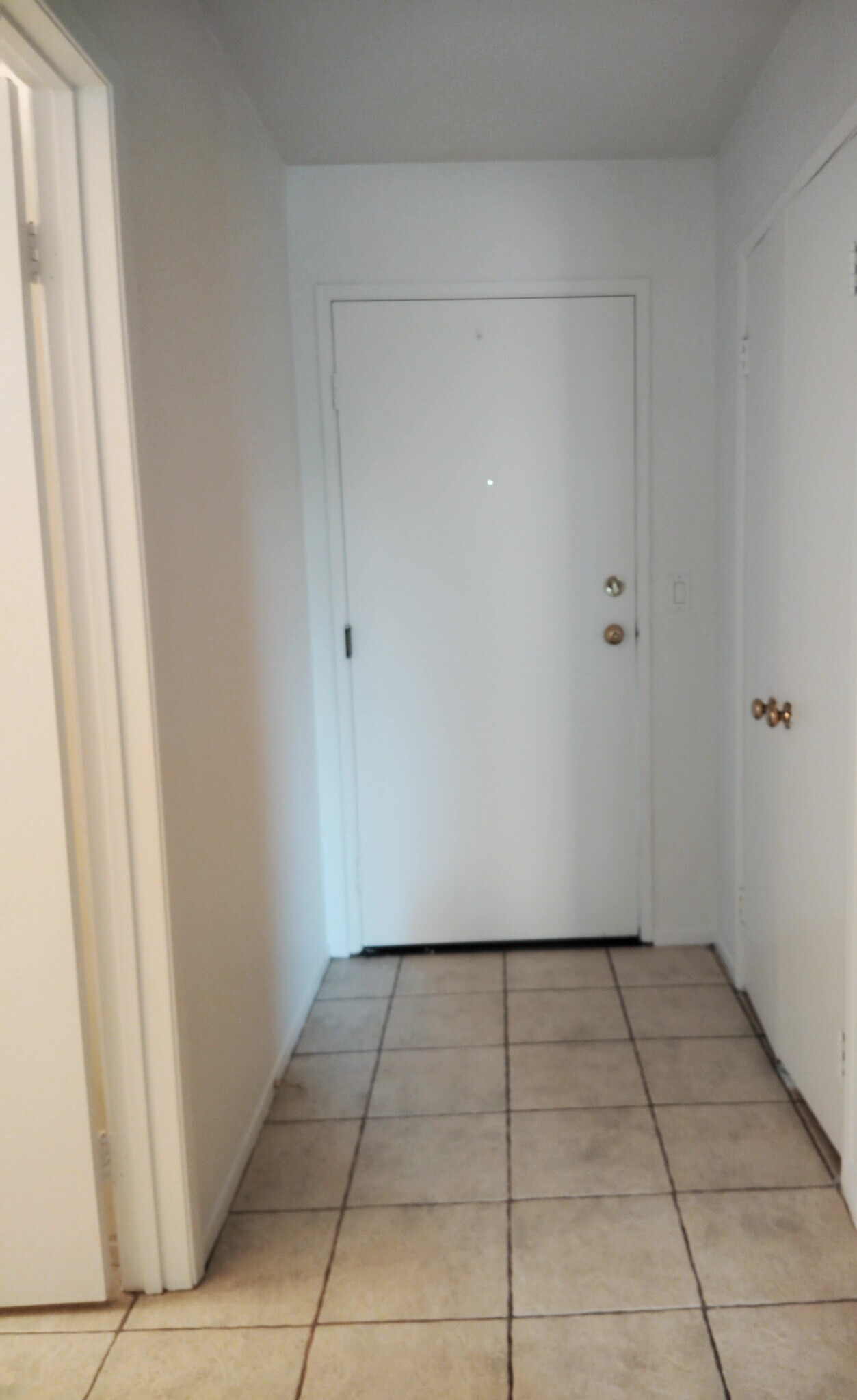Entry hallway has a closet - 6815 Remmet Ave