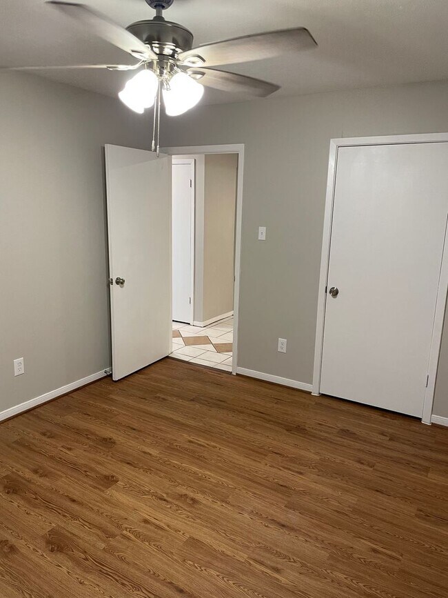 Building Photo - 809 San Saba Dr