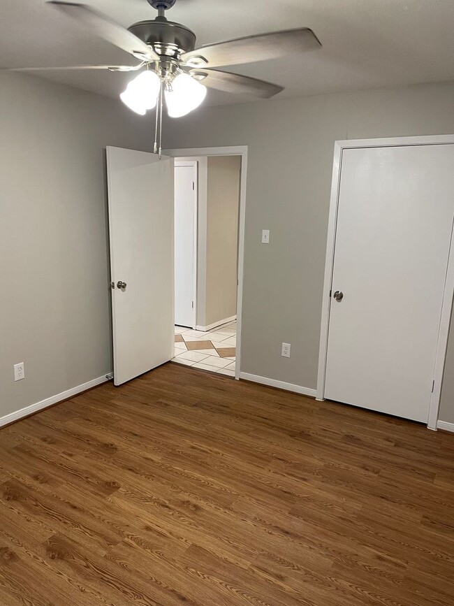 Building Photo - 823 San Saba Dr