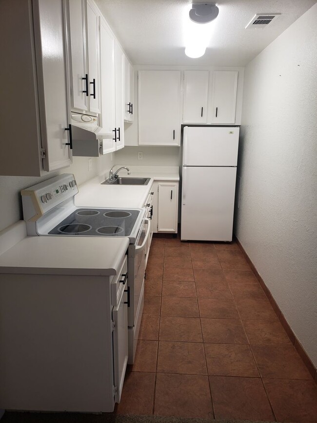 Building Photo - Great One-Bedroom Condo In Palm Springs - ...