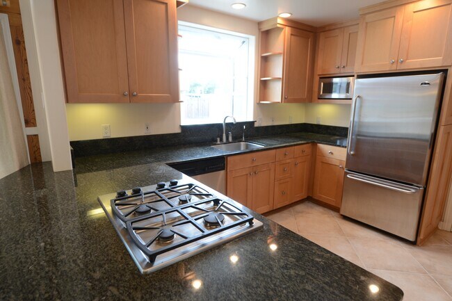 Building Photo - 1060 Ridgeley Dr
