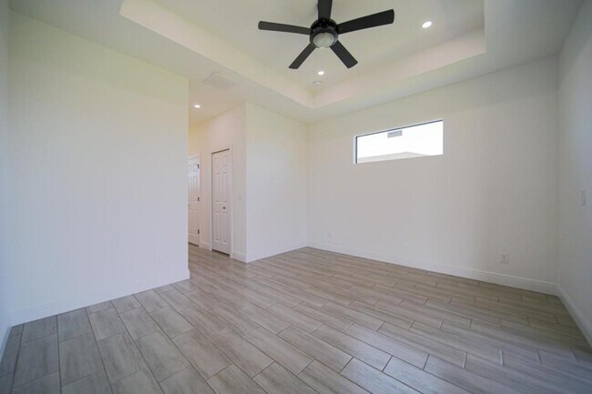 Building Photo - 422 Kismet Pkwy E