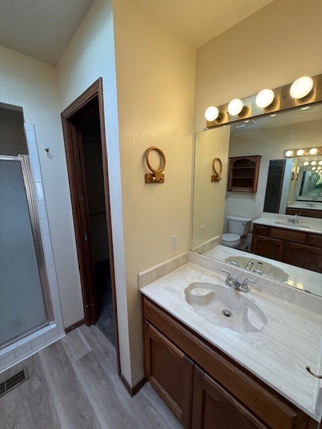 Building Photo - Beautiful 2 Bedroom 2 Bath Townhouse locat...