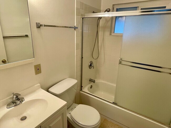 Building Photo - Must see to appreciate 1 Bedroom 1 Bath up...