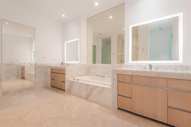 Building Photo - 2821 S Bayshore Dr