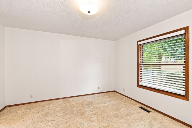 Building Photo - 751 Catron St N