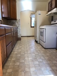 Kitchen - refrigerator/freezer and gas stove - 509 E Vernon Ave