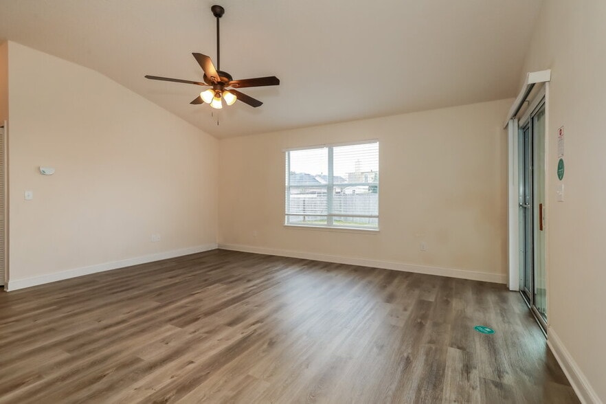 Building Photo - 3074 Zeyno Dr