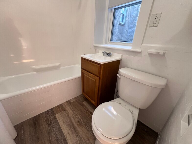 Building Photo - 200 Kelton St