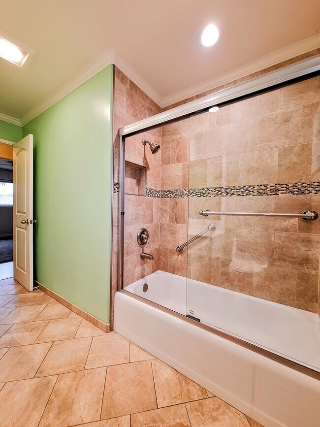 Building Photo - Charming Single Story 3bd House with Large Yard!