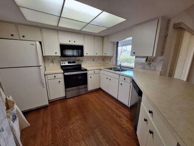 Building Photo - "Charming 2-Bed, 2-Bath Retreat on Monroe ...