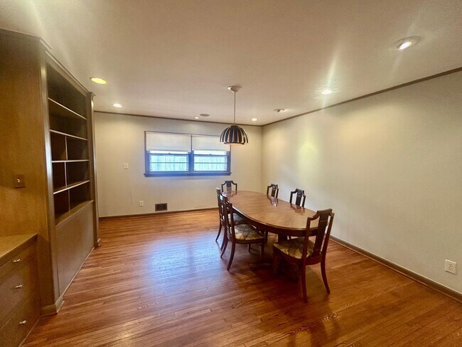 Building Photo - Great ranch style home located on a large ...