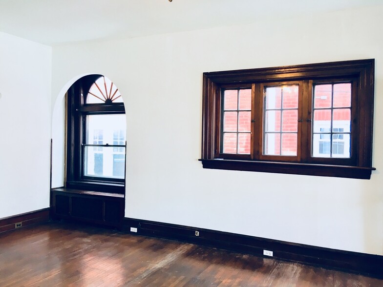 Bonus windows - 343 College Ave