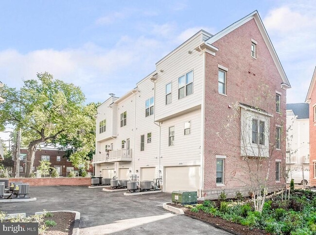 Building Photo - 1003 Sycamore Dr SE