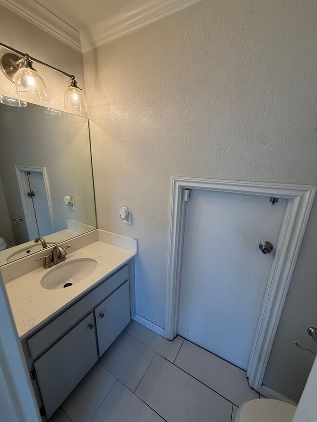 Building Photo - Modern 3 Bedroom, 2.5 Bath Two-Story Townh...