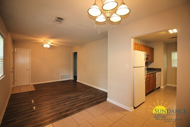 Building Photo - Great 3 Bedroom Home Near Hurlburt Field!