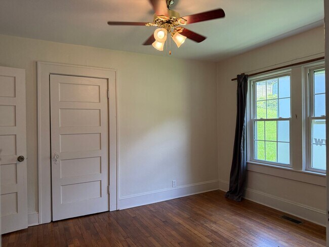 Building Photo - Fantastic 3 Bedroom Bungalow