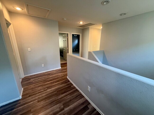 Building Photo - Gorgeous 3 bedroom 1 car garage home in SW ready for immediate move-in!!