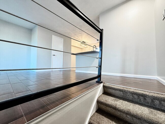 Building Photo - Freshly painted & Available NOW! Tri-Level...