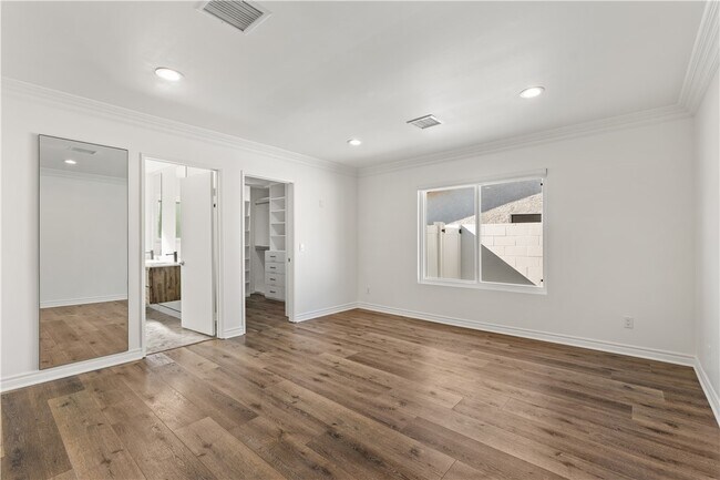Building Photo - 6515 Kenwater Ave