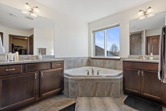 Building Photo - N42W22770 Beacon Ct