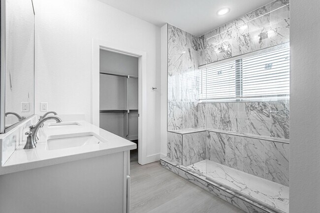 Building Photo - Welcome to the modern Townhomes in Bentonville