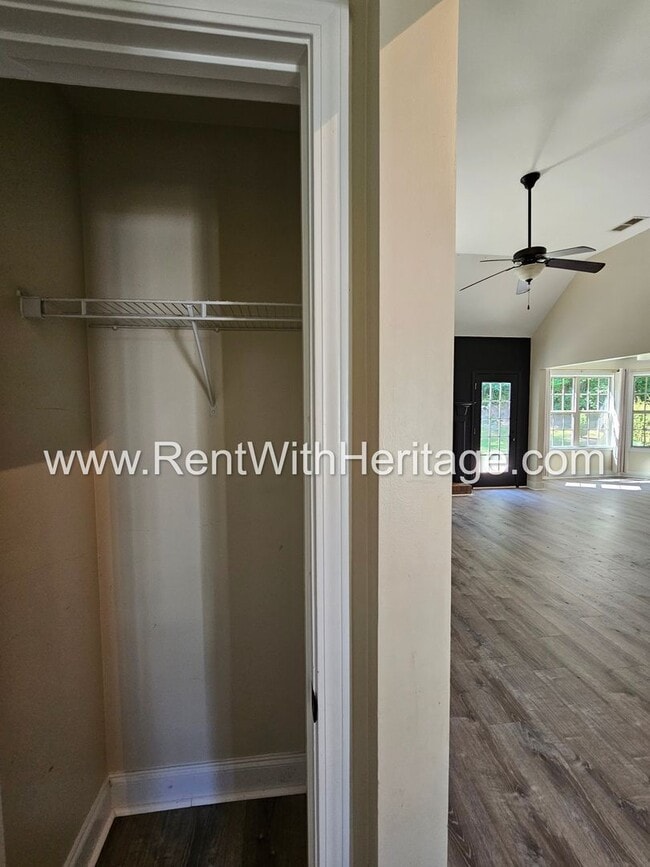 Building Photo - Amazing 4 Bedroom/ 3 Bath Home / Attention...