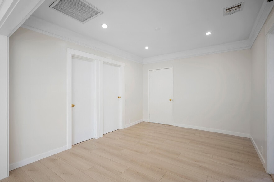 Building Photo - 525 W Wilson Ave