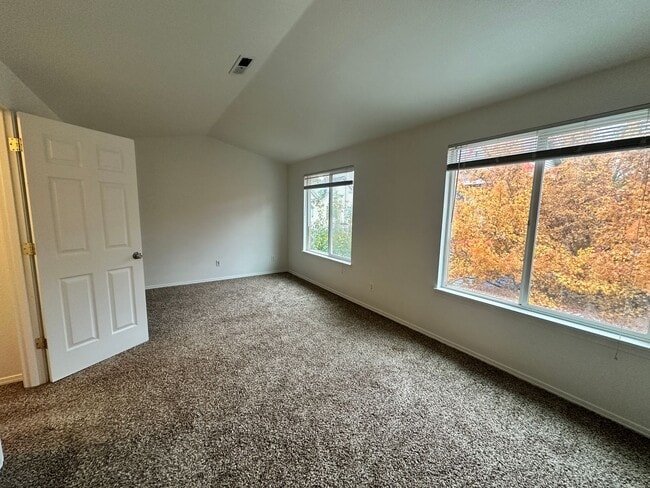 Building Photo - Convenient Beaverton Townhome!