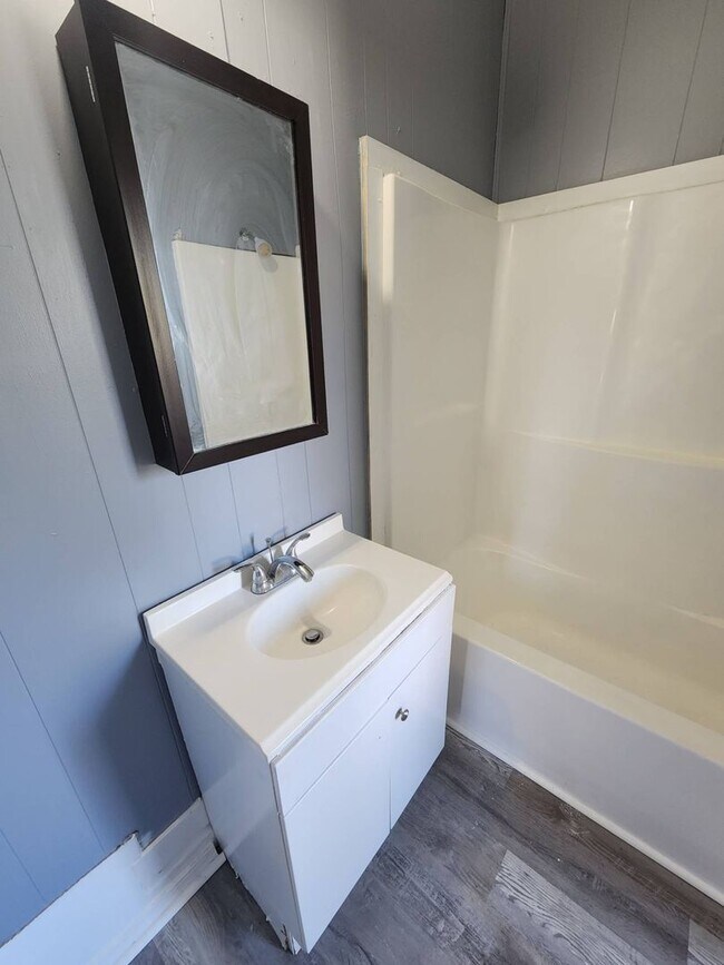 Building Photo - Charming 4-Bedroom Property in Prime Location (SECTION 8 VOUCHERS ACCEPTED)