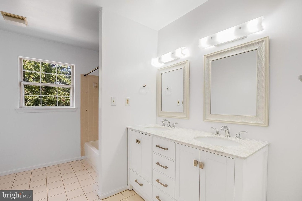 Building Photo - 6124 Valley View Dr