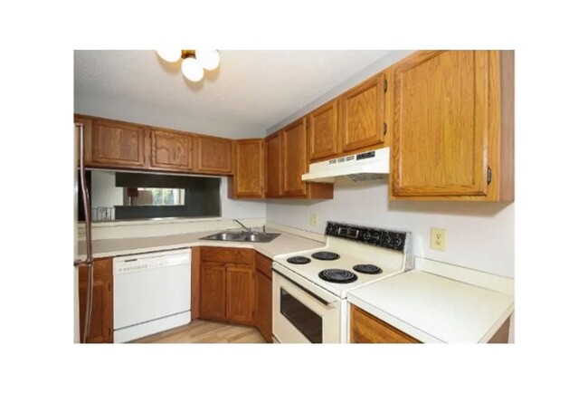 Building Photo - Spacious 2 Bedroom Townhome in Maple Grove!