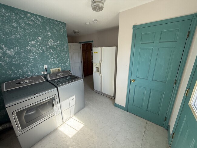 Building Photo - 595 E 700 N