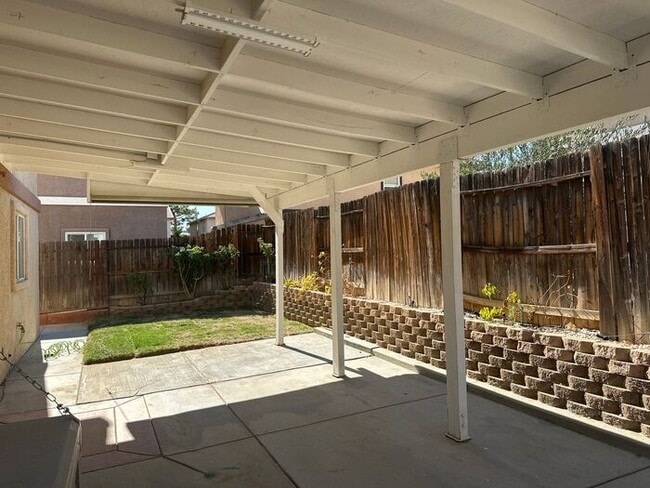 Building Photo - Nestled in a Quiet Community Of Palmdale