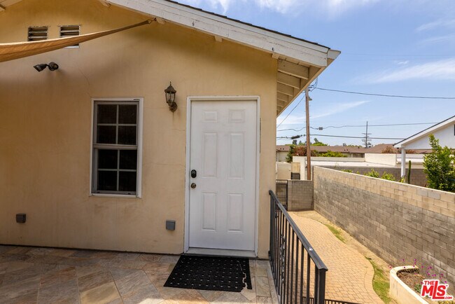 Building Photo - 12833 Delano St