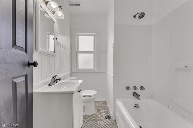 Building Photo - 2225 Oak Park Ave