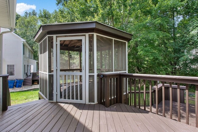 Building Photo - FABULOUS 5 BEDROOM RENOVATED HOME IN HAMPTON PARK