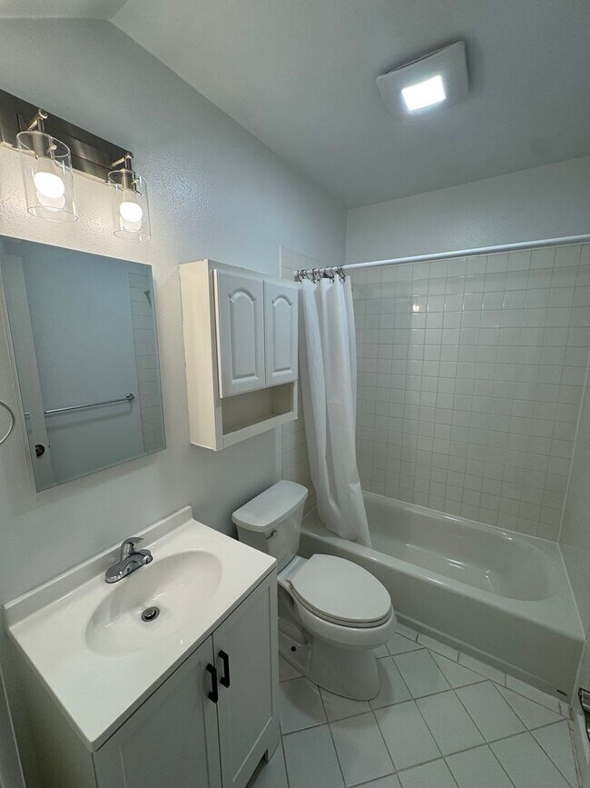 Building Photo - Spacious 7-bedroom, 4-bath single-family residence in Ewa Beach