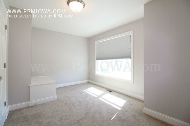 Building Photo - UPDATED KITCHEN!! 3 Bedroom, 2.5 Bath Home...