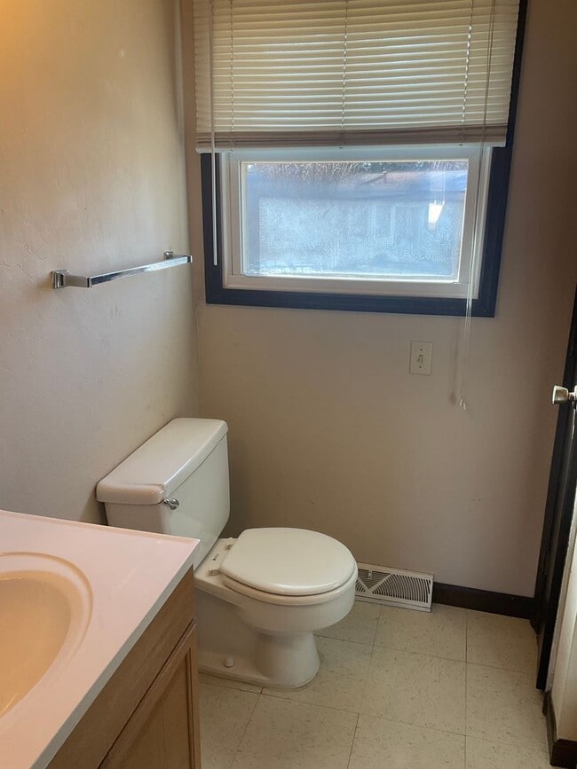 Building Photo - 405 E Poos Dr