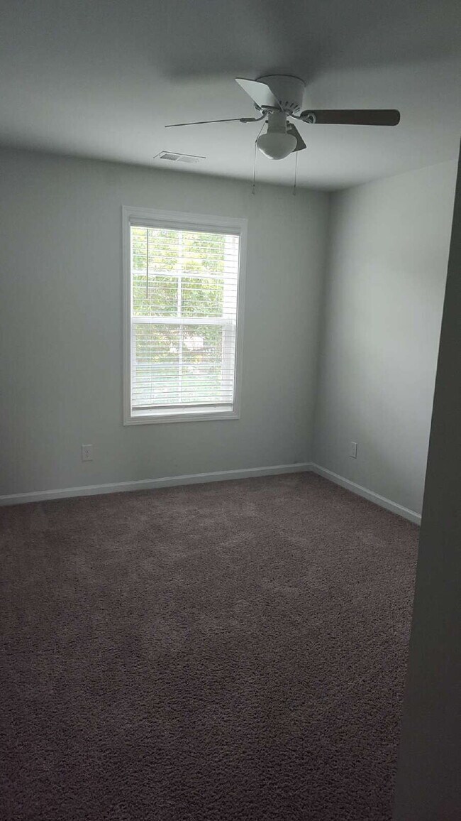Building Photo - Huge Well-Kept Home in Guyton