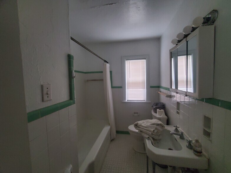 Bathroom - 4309 Avenue N