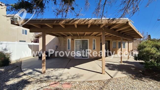 Building Photo - 3 Bedroom 2 Bath Hesperia Home with a bonu...